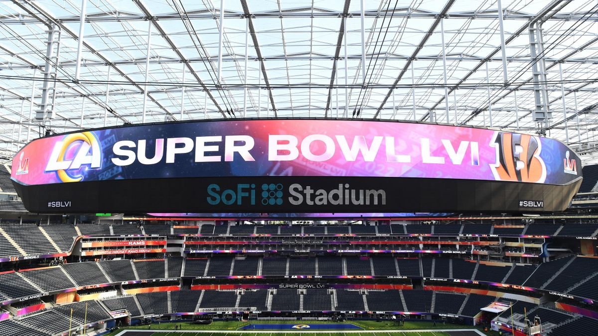 Super Bowl 2022: millones en publicidad, alitas de pollo como menú y un estacionamiento a US$5000
