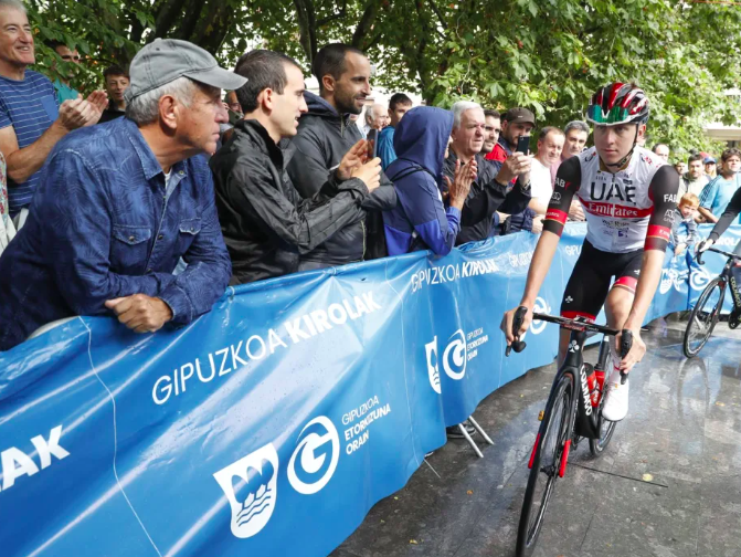 Pogacar se impone a Van Aert y lanza un serio aviso a dos semanas del Mundial