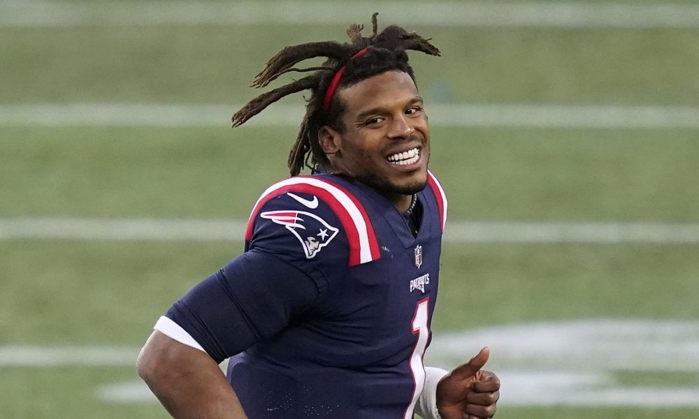 Cam Newton extiende su relación con los Patriots por un año más
