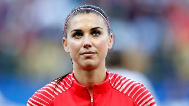 Alex Morgan, la futbolista mejor pagada del mundo pero lejos de un sueldo como el de Messi.
