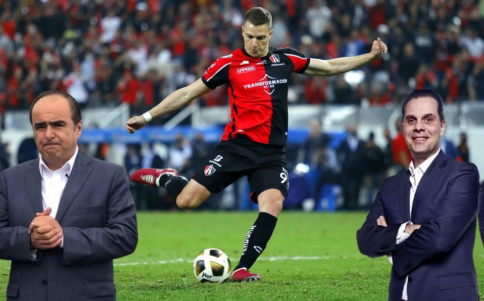 Gesto de Caballeros: Martinoli le deja la narración del triunfo a David Medrano.