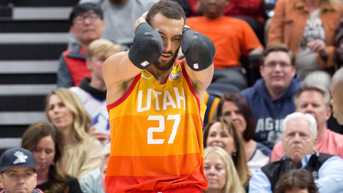 Rudy Gobert toca los micrófonos y grabadoras burlándose del coronavirus y fue el primer contagiado de la NBA