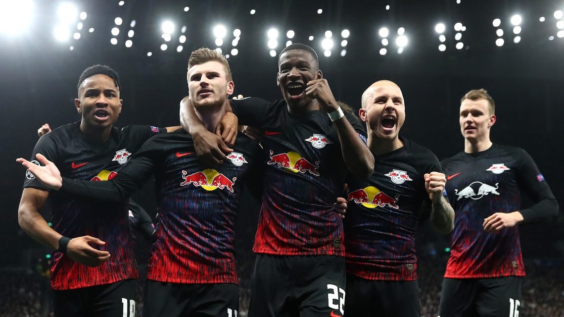 El insólito motivo por el que los jugadores del Leipzig usaron camisetas con distintos tipos de sponsors en la Champions 