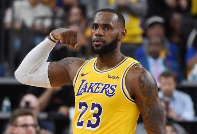 LeBron coloca a Los Lakers en la cima de ventas de camisetas.