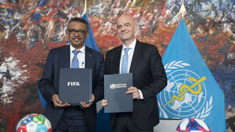 FIFA y OMS se asocian para promover la buena salud en estadios y entre los hinchas