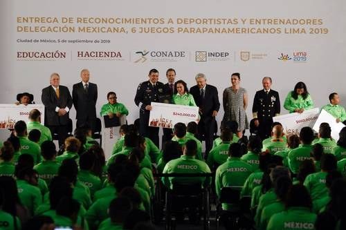 AMLO les cumple a los Paraatletas los premios por lo conseguido en Lima 2019