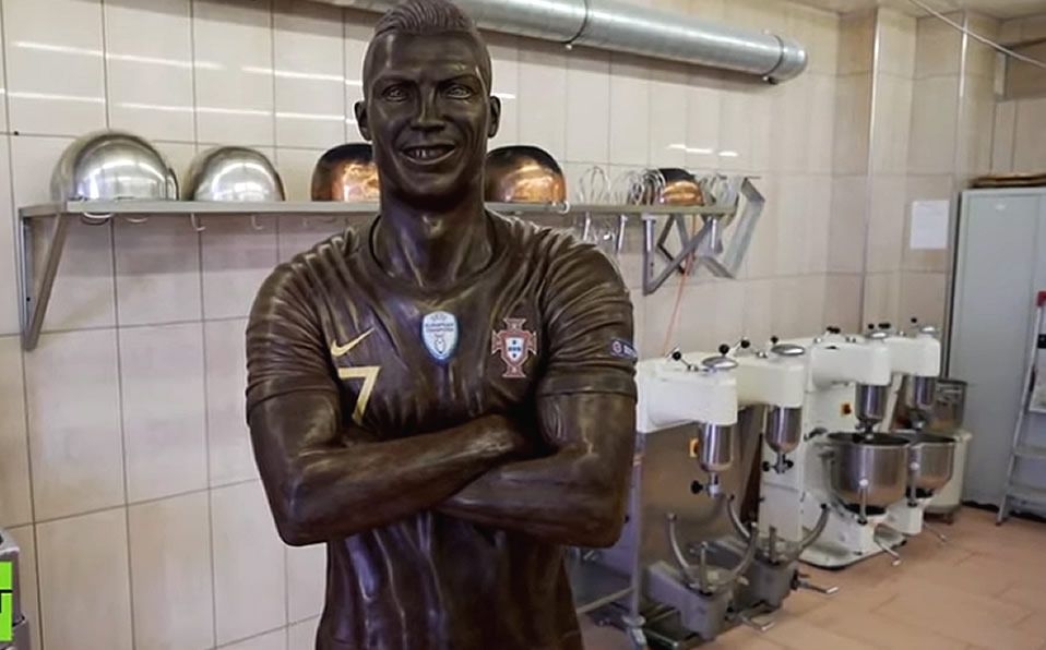 Crearon una estatua de chocolate de Cristiano Ronaldo que pesa 120 kilos y mide como él