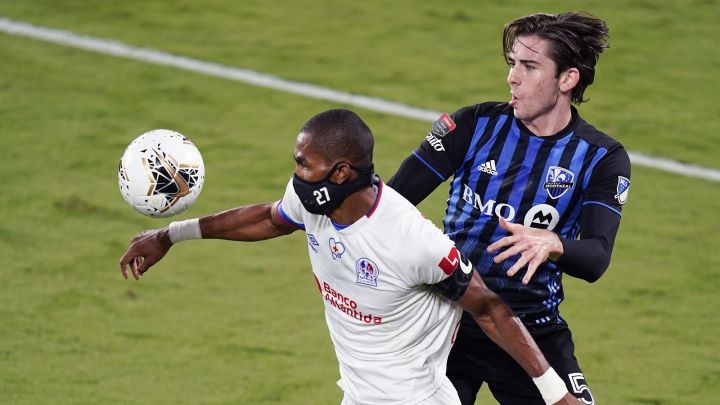 Jerry Bengtson, el único futbolista que juega con cubrebocas