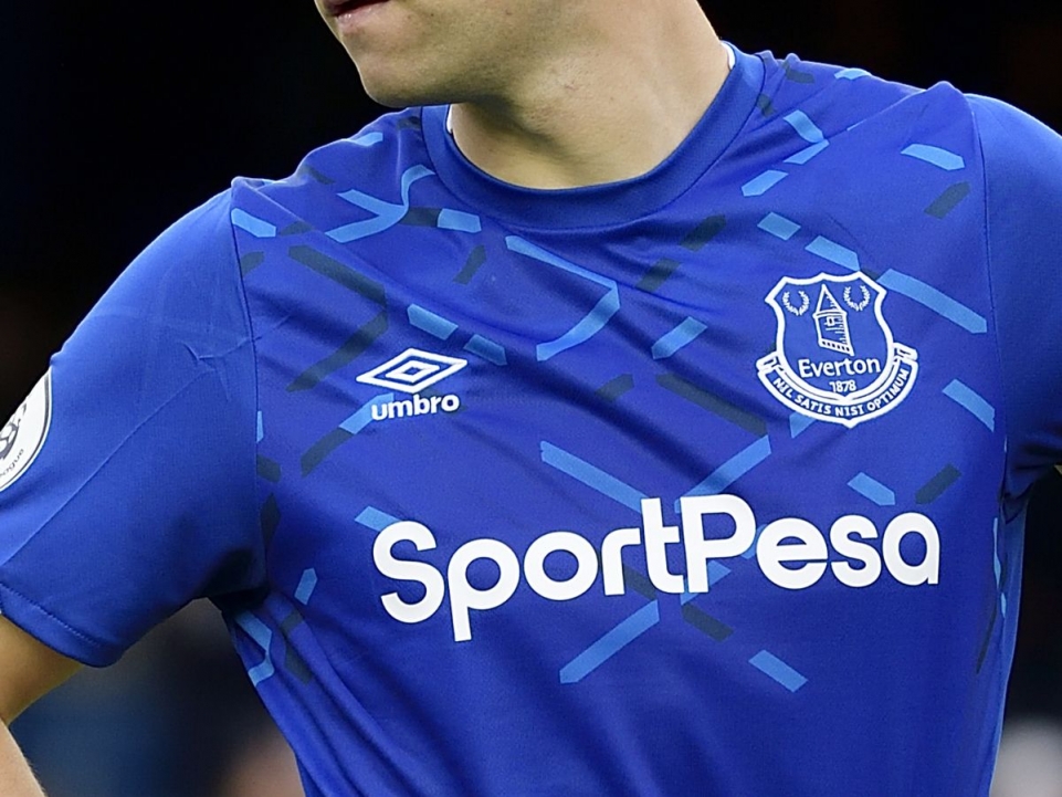 Everton rompió abruptamente el contrato con la casa de apuestas que lo patrocinaba