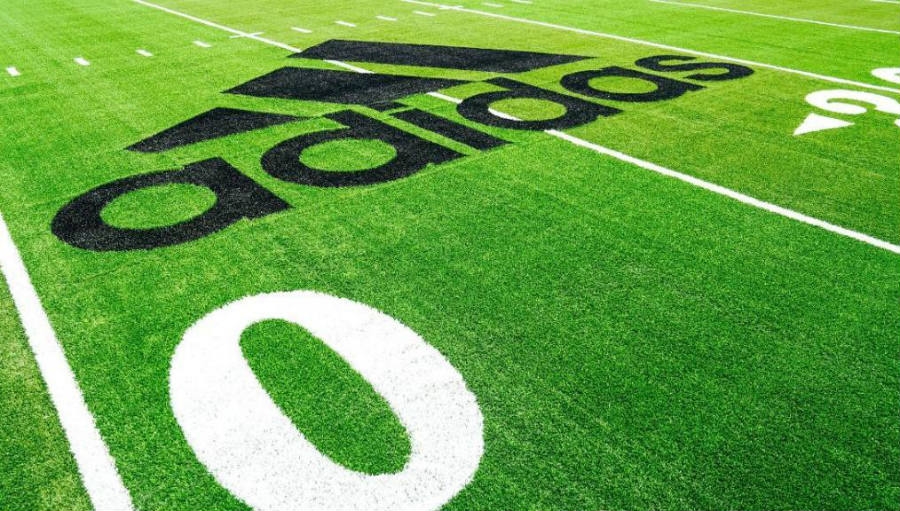 adidas construyó una cancha de fútbol americano con botellas de plástico