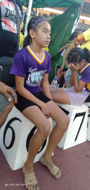 Niña diseña sus propios tenis con vendas y gana tres medallas de oro en Atletismo