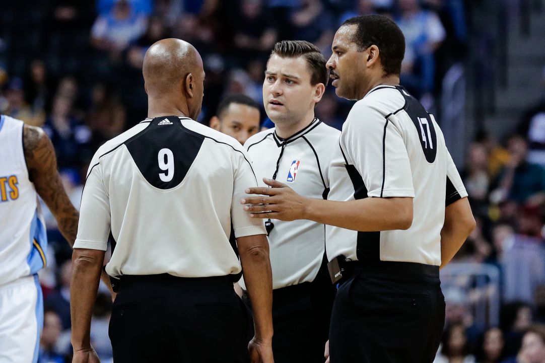 ¡Otro lío en la NBA! Los árbitros no señalan unos dobles clamorosos de LeBron James