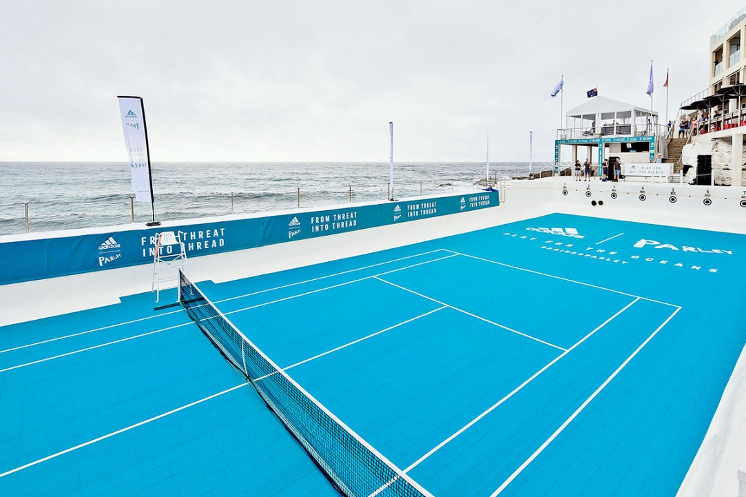 Adidas y Parley hacen una cancha de tenis reciclada