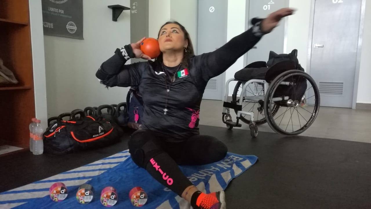 Recibe emocionada Ángeles Ortiz a la caballería de soporte técnico.