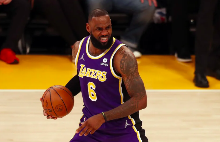 LeBron James critica a la NBA por no ser más dura con el dueño de los Suns